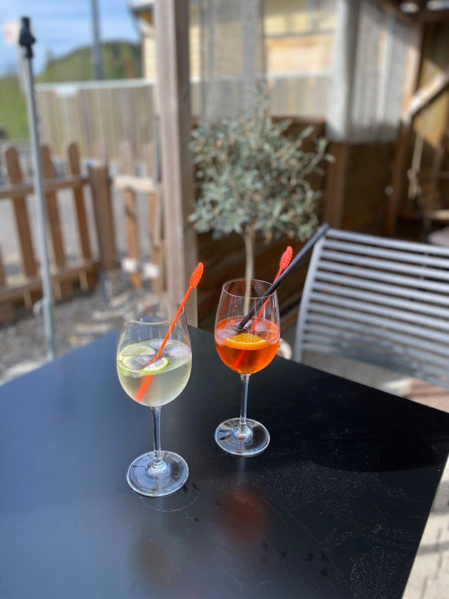 Deux verres d'apéritif sur une table de la terrasse