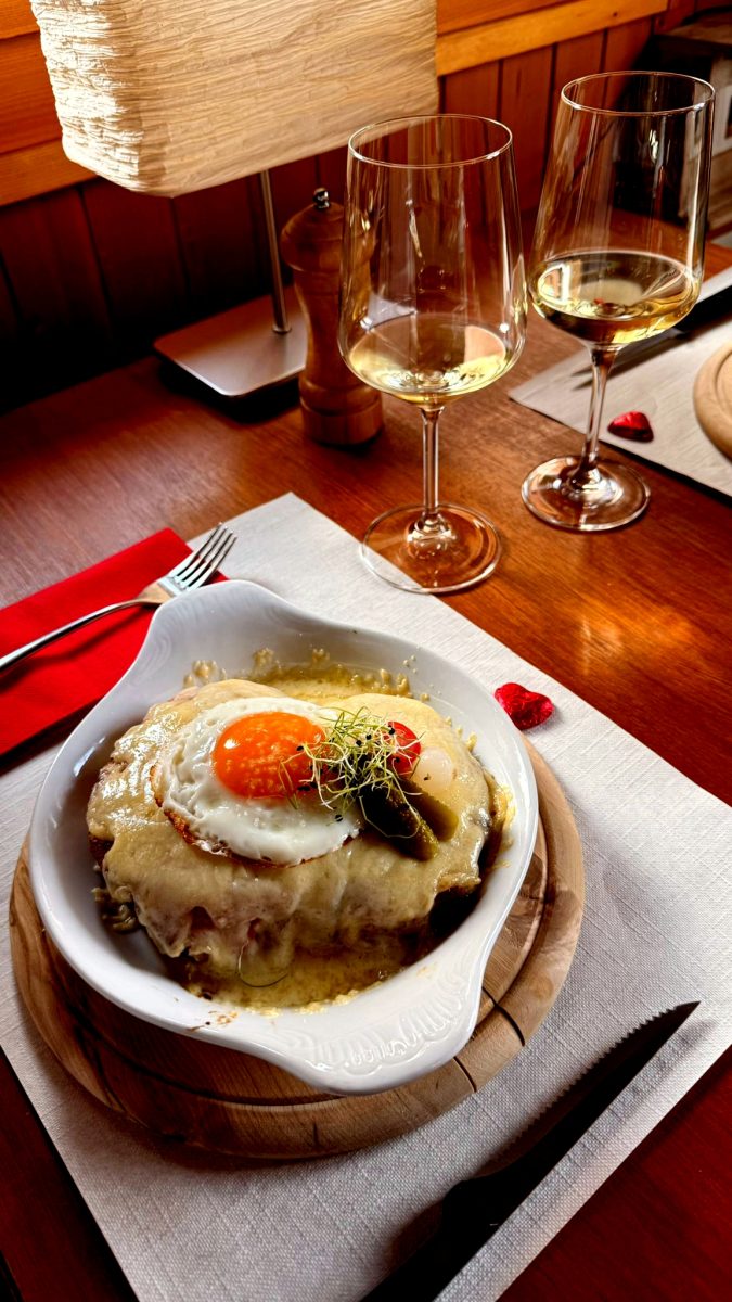 Croûte au fromage gratinée avec un œuf