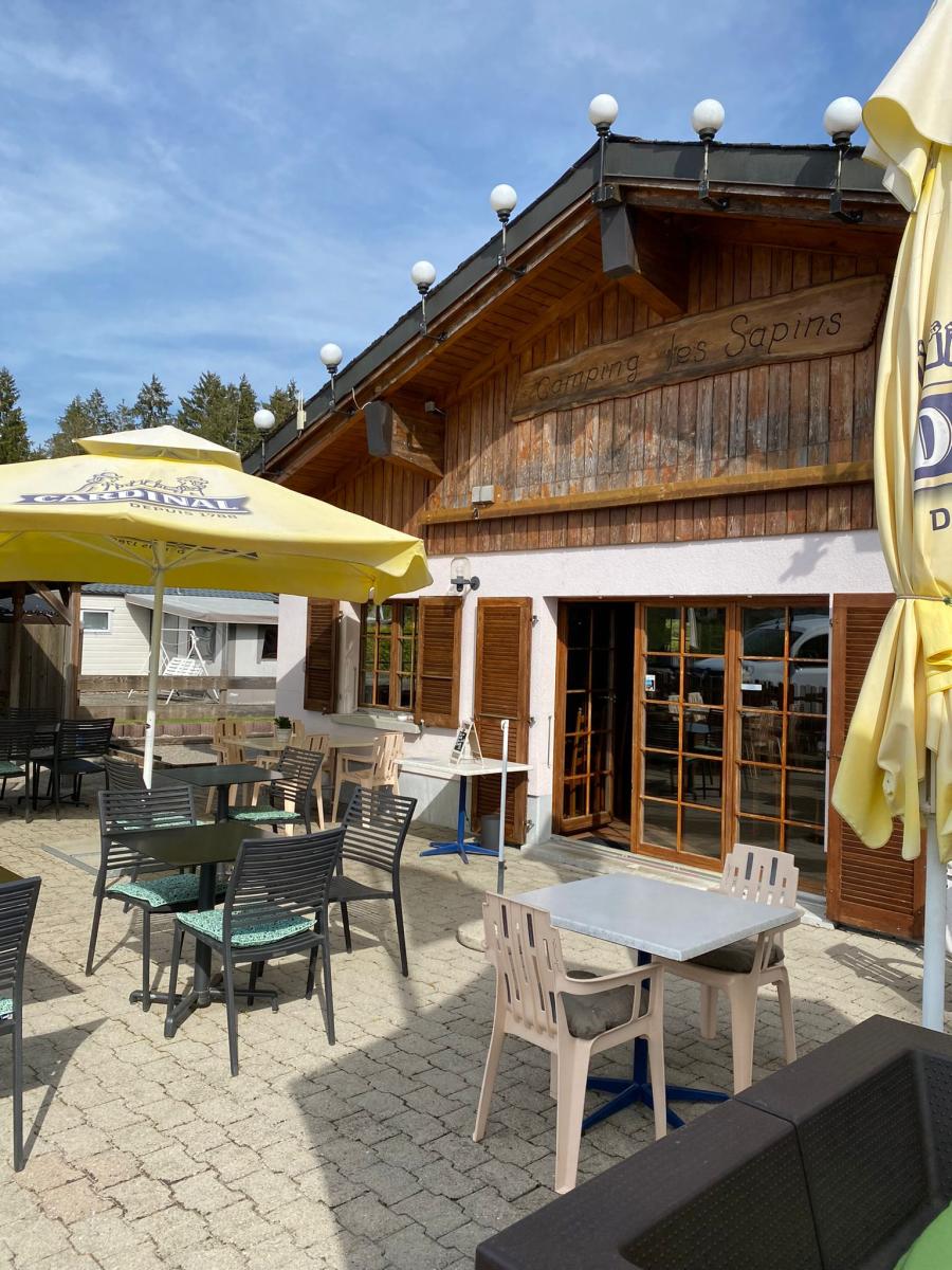 La façade du chalet de la Buvette des Sapins à Epagny et sa terrasse
