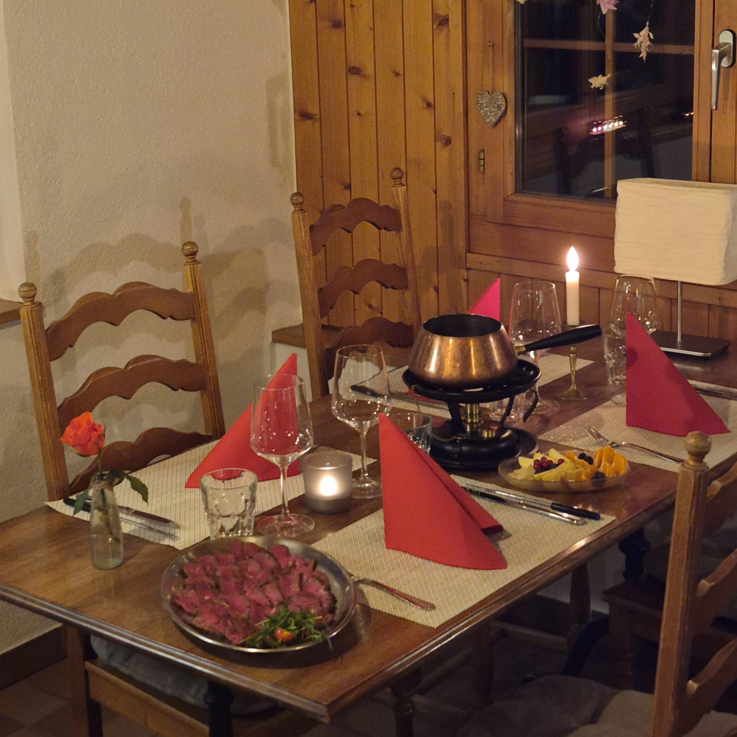Table dressée pour la Fondue des Sapins, viande marinée et caquelon