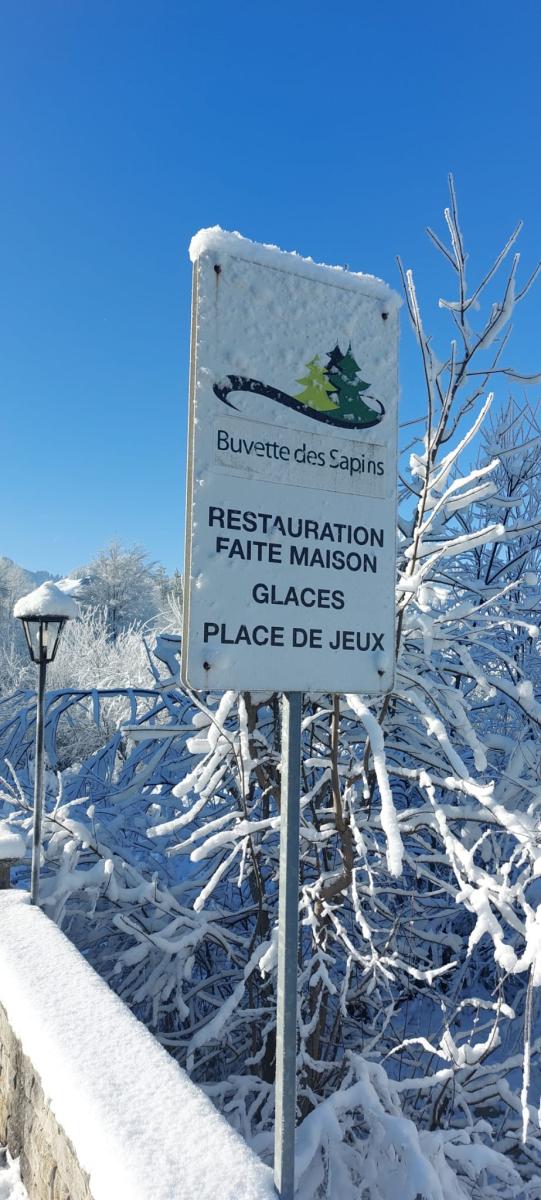 Le panneau de la buvette sous la neige